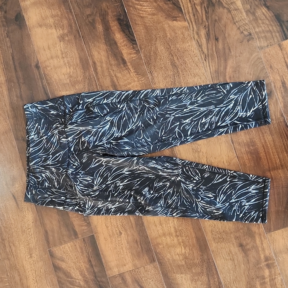 Mta sport brand compression style capri leggings Size S